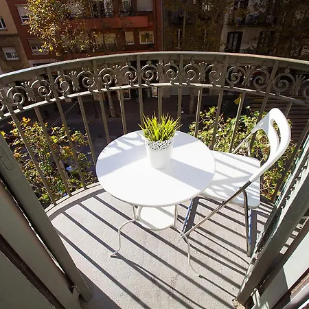 Gaudi Sagrada Familia Apartment Barcelona Exterior photo